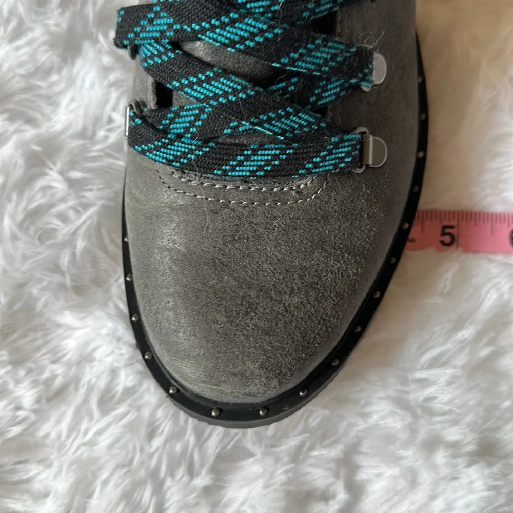 Sorel Lennox hiker in quarry - Picture 10 of 12